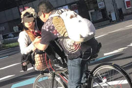 《單車籃子載美眉》有如動漫般的情景但網友卻想到了火腿 《單車籃子載美眉》有如動漫般的情景但網友卻想到了火腿