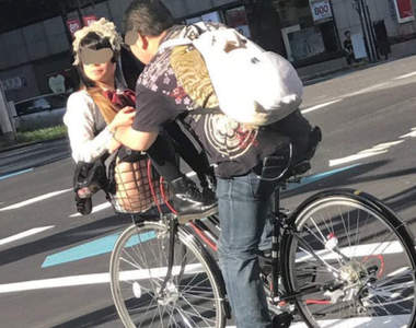 《單車籃子載美眉》有如動漫般的情景但網友卻想到了火腿 《單車籃子載美眉》有如動漫般的情景但網友卻想到了火腿