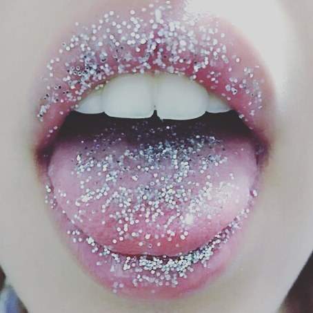 這下真的不懂了《亮片舌頭彩妝》看起來很閃亮沒錯...但感覺好不舒服啊= =...