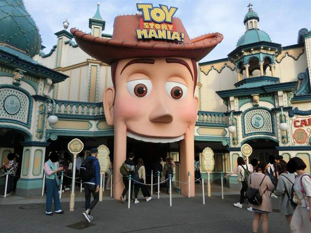 《跟胡迪換臉的結果》迪士尼樂園裡的巨大胡迪默默變成了換臉熱點wwww