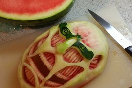 兒子喜歡進擊的巨人 媽媽就《用西瓜雕刻出巨人臉》真是高手在民間啊... 兒子喜歡進擊的巨人 媽媽就《用西瓜雕刻出巨人臉》真是高手在民間啊...