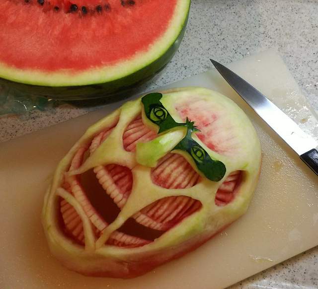 兒子喜歡進擊的巨人 媽媽就《用西瓜雕刻出巨人臉》真是高手在民間啊...