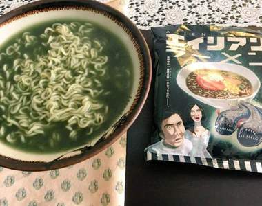 《異型泡麵》整碗綠油油的湯湯讓人印象超深刻 《異型泡麵》整碗綠油油的湯湯讓人印象超深刻