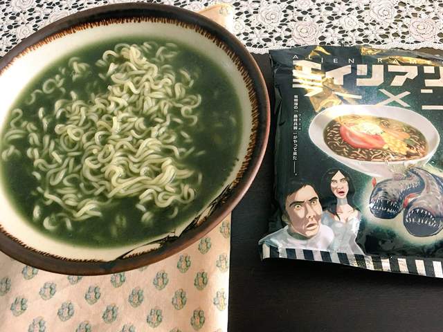 《異型泡麵》整碗綠油油的湯湯讓人印象超深刻 《異型泡麵》整碗綠油油的湯湯讓人印象超深刻