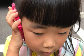 《現代小孩第一次看到卡帶的反應》或許這才是21世紀的正解 《現代小孩第一次看到卡帶的反應》或許這才是21世紀的正解