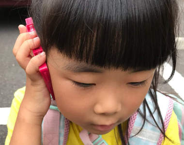 《現代小孩第一次看到卡帶的反應》或許這才是21世紀的正解 《現代小孩第一次看到卡帶的反應》或許這才是21世紀的正解