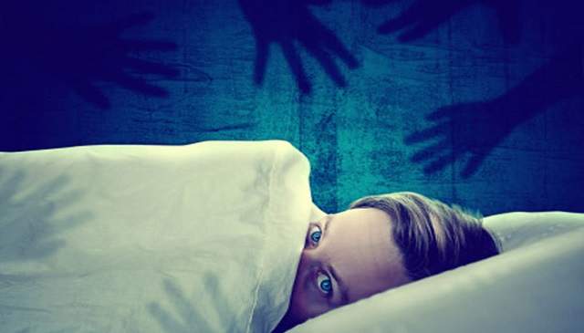 睡眠癱瘓症《鬼壓床的恐怖經驗》有個女人爬到我身上對我...... 睡眠癱瘓症《鬼壓床的恐怖經驗》有個女人爬到我身上對我......