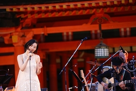 氣質聲優歌手《坂本真綾》嚴島神社開唱 分享「真綾」名字由來 氣質聲優歌手《坂本真綾》嚴島神社開唱 分享「真綾」名字由來