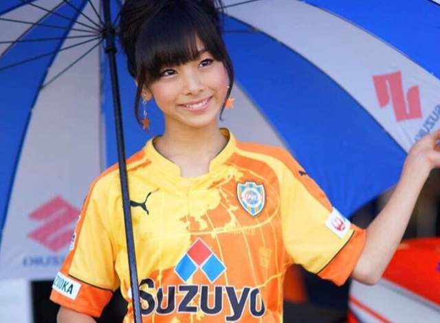 《小學生賽車女郎》無法想像不久前還是個背著小學書包的孩子啊... 《小學生賽車女郎》無法想像不久前還是個背著小學書包的孩子啊...