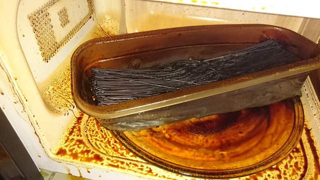 料理悲劇《用微波爐煮義大利麵的結果》今晚我們吃線香嗎wwww(誤) 料理悲劇《用微波爐煮義大利麵的結果》今晚我們吃線香嗎wwww(誤)