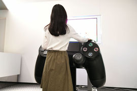 《巨大化PS4手把》打電動順便練手臂唷 《巨大化PS4手把》打電動順便練手臂唷