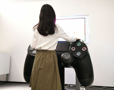 《巨大化PS4手把》打電動順便練手臂唷 《巨大化PS4手把》打電動順便練手臂唷
