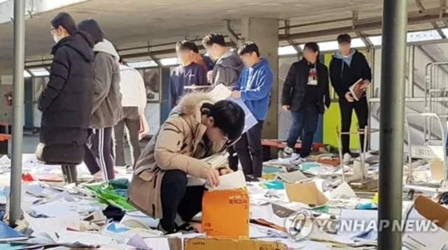 韓國湧現《大量在垃圾堆中找書的學生》是什麼原因讓他們找書去呢? 韓國湧現《大量在垃圾堆中找書的學生》是什麼原因讓他們找書去呢?