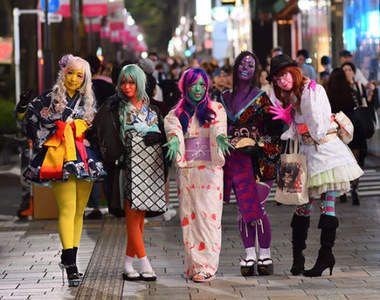 《異色肌辣妹》和裝現身表參道發信日本特有的卡哇伊文化 《異色肌辣妹》和裝現身表參道發信日本特有的卡哇伊文化