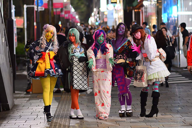 《異色肌辣妹》和裝現身表參道發信日本特有的卡哇伊文化 《異色肌辣妹》和裝現身表參道發信日本特有的卡哇伊文化