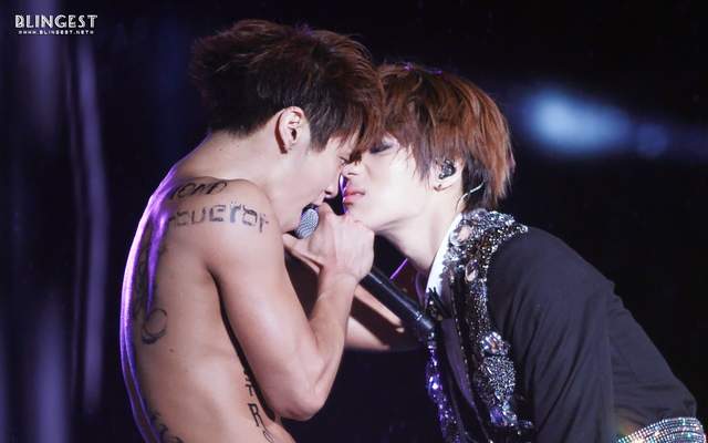 後台直擊《藝人在休息室都在幹嘛？》竟然在做親密的肉體互動？