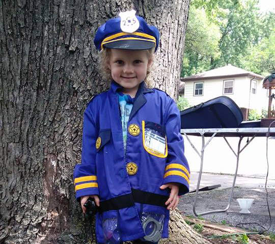 萌萌噠《賺錢買警察制服的3歲女孩》警察叔叔阿姨都特地來光顧 萌萌噠《賺錢買警察制服的3歲女孩》警察叔叔阿姨都特地來光顧