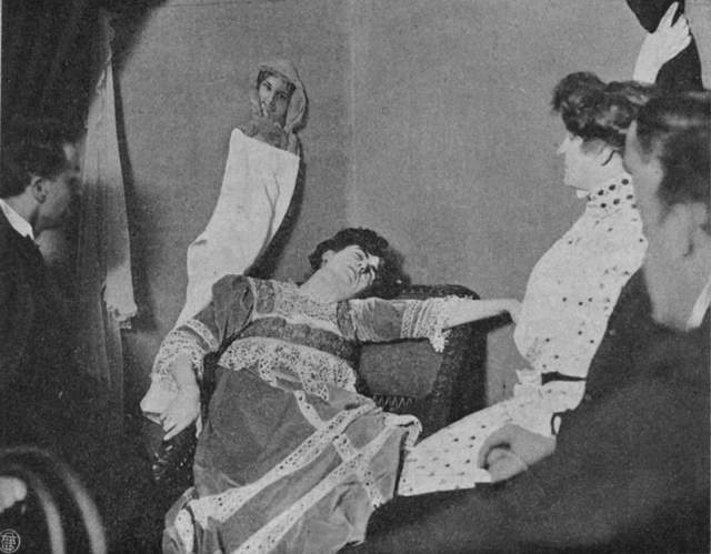 《15張復古通靈詭異照片》沒有PS的年代要做假還真辛苦w