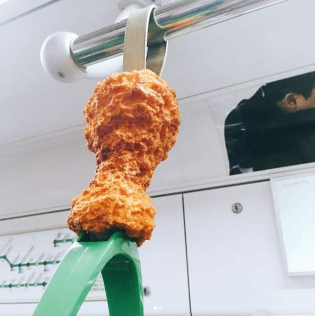 期間限定《地鐵上的炸雞拉環》千萬別在半夜搭上這班車...... 期間限定《地鐵上的炸雞拉環》千萬別在半夜搭上這班車......