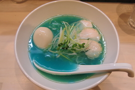 日本東京「拉麵 吉法師」《藍綠色湯底的拉麵》招牌湯底唷 日本東京「拉麵 吉法師」《藍綠色湯底的拉麵》招牌湯底唷