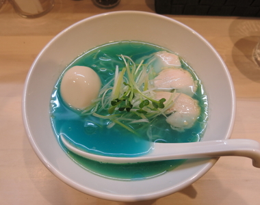 日本東京「拉麵 吉法師」《藍綠色湯底的拉麵》招牌湯底唷 日本東京「拉麵 吉法師」《藍綠色湯底的拉麵》招牌湯底唷