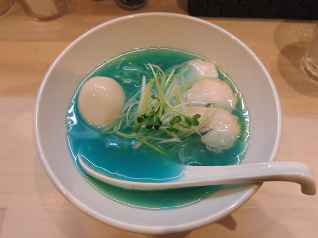 日本東京「拉麵 吉法師」《藍綠色湯底的拉麵》招牌湯底唷 日本東京「拉麵 吉法師」《藍綠色湯底的拉麵》招牌湯底唷