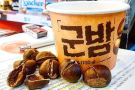 小7店員新技能Get《糖炒栗子開賣中》要結帳?等等唷我先炒一下栗子吼...... 小7店員新技能Get《糖炒栗子開賣中》要結帳?等等唷我先炒一下栗子吼......