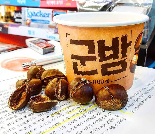 小7店員新技能Get《糖炒栗子開賣中》要結帳?等等唷我先炒一下栗子吼...... 小7店員新技能Get《糖炒栗子開賣中》要結帳?等等唷我先炒一下栗子吼......