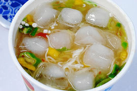 日清泡麵夏季限定《鯛魚柚子風味素麵》加冰塊冷冷的也可以吃喔 日清泡麵夏季限定《鯛魚柚子風味素麵》加冰塊冷冷的也可以吃喔