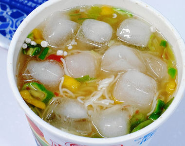 日清泡麵夏季限定《鯛魚柚子風味素麵》加冰塊冷冷的也可以吃喔 日清泡麵夏季限定《鯛魚柚子風味素麵》加冰塊冷冷的也可以吃喔