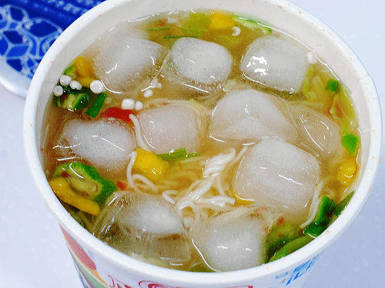 日清泡麵夏季限定《鯛魚柚子風味素麵》加冰塊冷冷的也可以吃喔 日清泡麵夏季限定《鯛魚柚子風味素麵》加冰塊冷冷的也可以吃喔