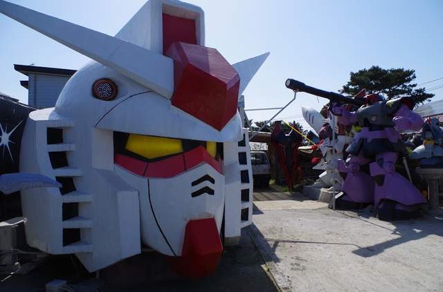 《越來越狂的鋼彈理髮店》老闆，可以剪那種紅色有角的髮型嗎？