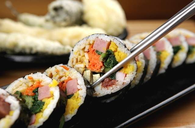 讓人淚崩的懇親會《微酸的紫菜飯捲》即便飯捲已經酸掉還是含淚吃下...... 讓人淚崩的懇親會《微酸的紫菜飯捲》即便飯捲已經酸掉還是含淚吃下......