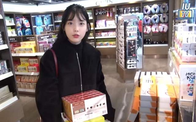 就是如此暖心《IU在機場裡的貼心行為被人讚爆》知道為什麼IU這麼愛在機場買零食嗎？