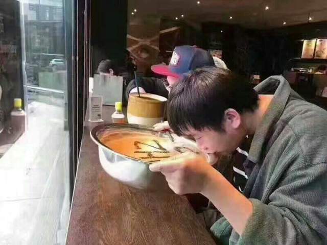 日本網友瘋傳《中國星巴克臉盆裝免費咖啡》自帶杯活動各種容器續出！？