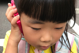 時代隔閡 現在年輕人《不知道錄音帶怎麼聽》直接貼在耳朵上聽是聽不到的啦.... 時代隔閡 現在年輕人《不知道錄音帶怎麼聽》直接貼在耳朵上聽是聽不到的啦....