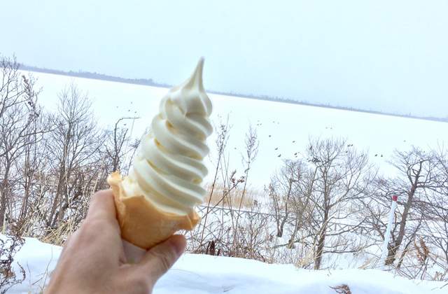 《寒冬中吃霜淇淋的結果》霜淇淋的溫度應該比氣溫還溫暖吧ww 《寒冬中吃霜淇淋的結果》霜淇淋的溫度應該比氣溫還溫暖吧ww