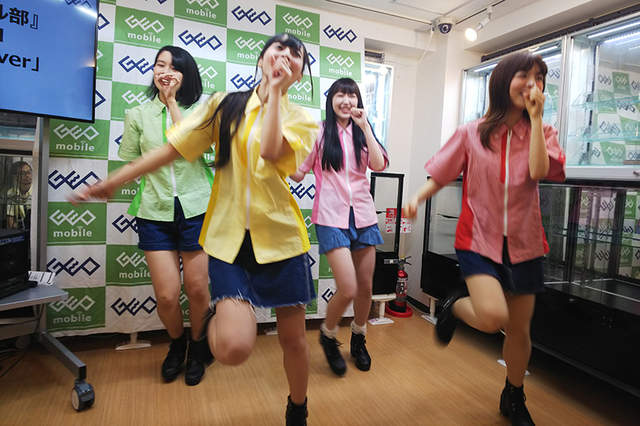 秋葉原出現《正職是修手機的偶像團體》表演是唱歌跳舞和…修手機 秋葉原出現《正職是修手機的偶像團體》表演是唱歌跳舞和…修手機