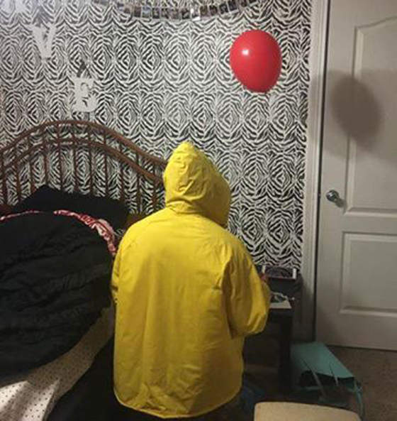 女兒去看《牠》爸爸穿黃色外套拿紅氣球等女兒回家 。◕‿◕。  女兒去看《牠》爸爸穿黃色外套拿紅氣球等女兒回家 。◕‿◕。