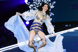 《維多利亞的秘密2017》終於出現在舞台上仆街的模特兒... 《維多利亞的秘密2017》終於出現在舞台上仆街的模特兒...