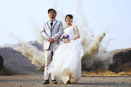 《爆炸婚紗照》特攝風格的結婚紀念保證永生難忘 《爆炸婚紗照》特攝風格的結婚紀念保證永生難忘