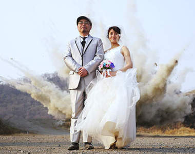 《爆炸婚紗照》特攝風格的結婚紀念保證永生難忘 《爆炸婚紗照》特攝風格的結婚紀念保證永生難忘