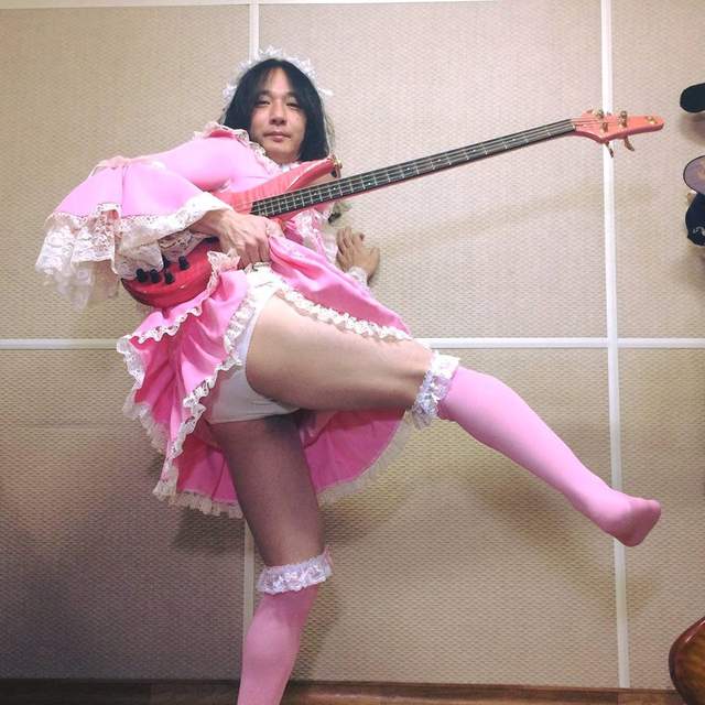 H.J.Freaks《搞怪女裝大叔》別看他這樣～人家可是超強BASS手啊啊啊啊～～