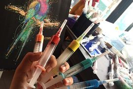 《針筒作畫》護士畫家使用打針的針筒畫出一幅幅美麗的作品 《針筒作畫》護士畫家使用打針的針筒畫出一幅幅美麗的作品