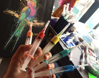 《針筒作畫》護士畫家使用打針的針筒畫出一幅幅美麗的作品 《針筒作畫》護士畫家使用打針的針筒畫出一幅幅美麗的作品