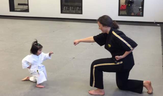 3歲跆拳道學徒 跟著教練一口令一動作超可愛影片