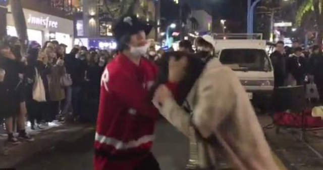 玩的太過火《韓國街頭藝人拉女生頭髮當舞蹈》這麼炎上的事還當眾表演