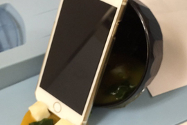 《打翻味噌湯手機座》超逼真食品模型技術再上一層樓 《打翻味噌湯手機座》超逼真食品模型技術再上一層樓
