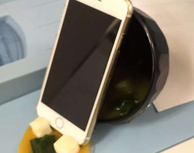 《打翻味噌湯手機座》超逼真食品模型技術再上一層樓 《打翻味噌湯手機座》超逼真食品模型技術再上一層樓