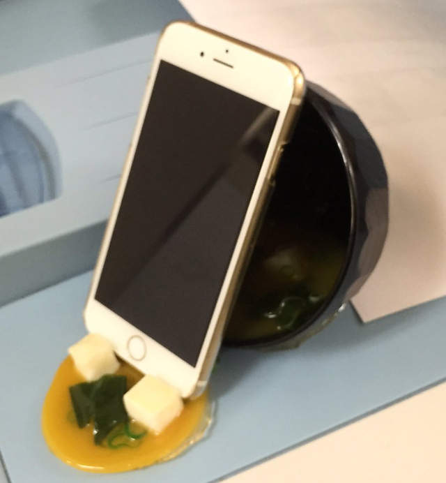 《打翻味噌湯手機座》超逼真食品模型技術再上一層樓 《打翻味噌湯手機座》超逼真食品模型技術再上一層樓